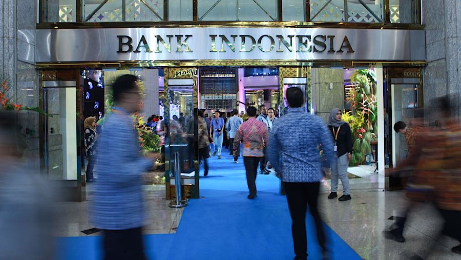 Tamu undangan meninggalkan lokasi acara pertemuan tahunan Bank Indonesia 2025 di Jakarta, Jumar (28/11/2025). (Bloomberg Technoz/Andrean Kristianto) 
