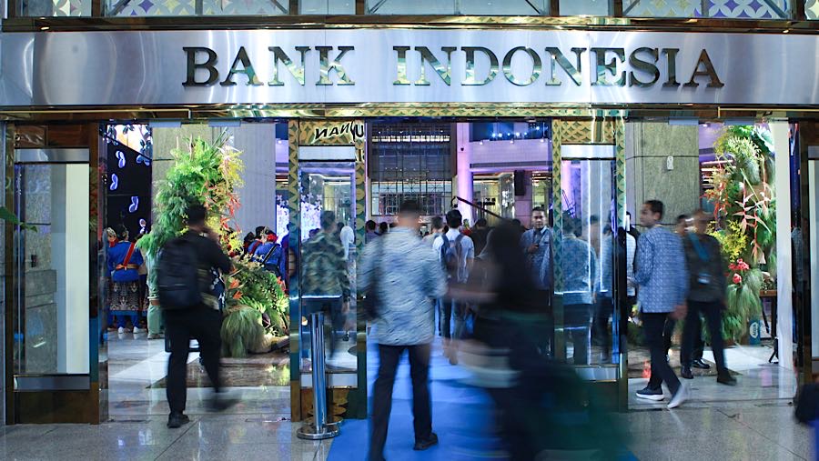 Tamu undangan meninggalkan lokasi acara pertemuan tahunan Bank Indonesia 2025 di Jakarta, Jumar (28/11/2025). (Bloomberg Technoz/Andrean Kristianto) 

