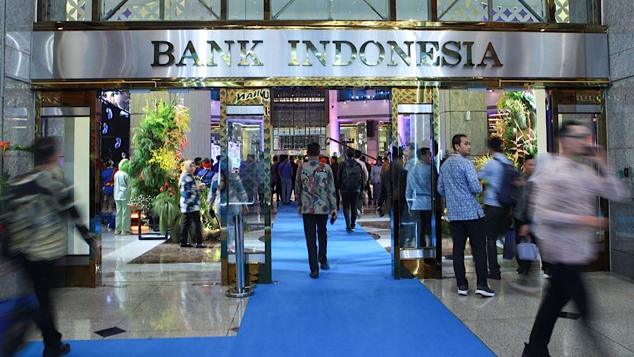 Tamu undangan meninggalkan lokasi acara pertemuan tahunan Bank Indonesia 2025 di Jakarta, Jumar (28/11/2025). (Bloomberg Technoz/Andrean Kristianto) 
