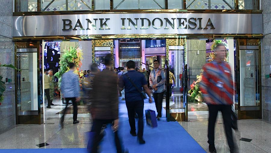 Tamu undangan meninggalkan lokasi acara pertemuan tahunan Bank Indonesia 2025 di Jakarta, Jumar (28/11/2025). (Bloomberg Technoz/Andrean Kristianto) 
