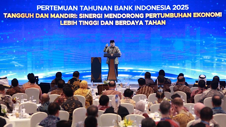 Presiden Prabowo menyampaikan apresiasi tinggi terhadap paparan ekonomi yang disampaikan Gubernur BI Perry Warjiyo dan Menko Perekonomian Airlangga.