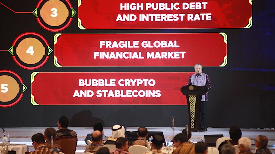 Gubernur BI, Perry Warjiyo saat pertemuan tahunan Bank Indonesia 2025 di Jakarta, Jumar (28/11/2025). (Bloomberg Technoz/Andrean Kristianto)