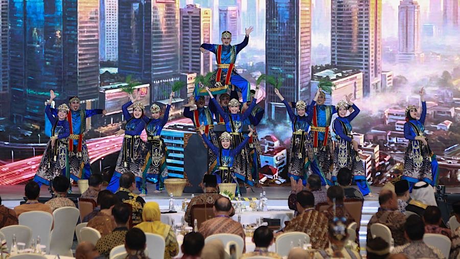 Penari tampil saat acara pertemuan tahunan Bank Indonesia 2025 di Jakarta, Jumat (28/11/2025). (Bloomberg Technoz/Andrean Kristianto)