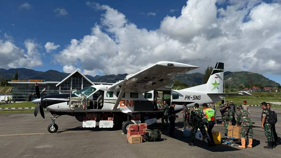 Persiapan pengiriman logistik bantuan dan peralatan pemulihan pasca bencana di Bandara Rembele, Kabupaten Bener Meriah, Aceh. BNPB/Apri Setiawan
