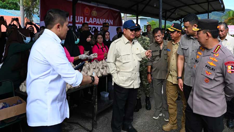 Presiden Prabowo Subianto mengunjungi korban banjir bandang dan tanah longsor di Tapanuli Tengah. (Dok BPMI)