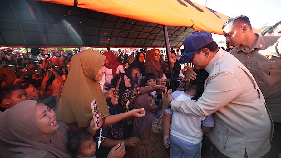 Presiden RI Prabowo Subianto memastikan akan memperbaiki rumah warga, membangun jembatan yang rusak. (dok. Badan Komunikasi Kepresidenan)