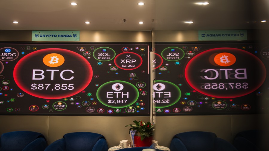 Layar yang menampilkan harga aset digital kripto, Bitcoin dan lainnya di Hong Kong. Lam Yik/Bloomberg
