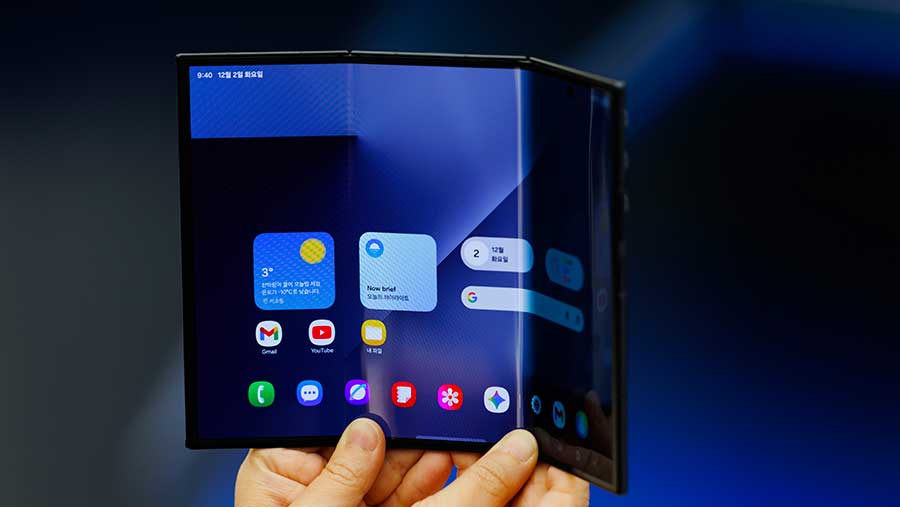 Samsung Meluncurkan Ponsel Lipat Tiga Bulan Sebelum iPhone Lipat (Bloomberg)
