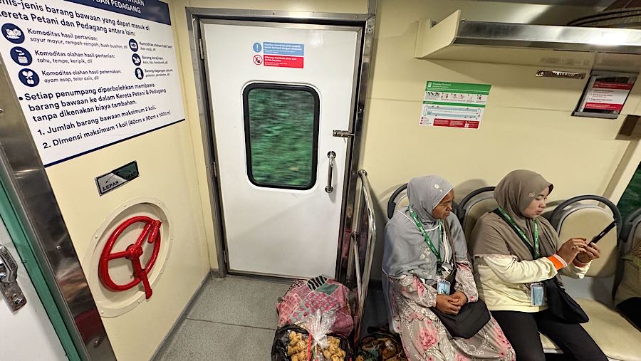 Pedagang dapat membawa barang bawaan maksimal dua koli dengan ukuran 100 cm x 40 cm x 30 cm per koli. (Bloomberg Technoz/Andrean Kristianto)