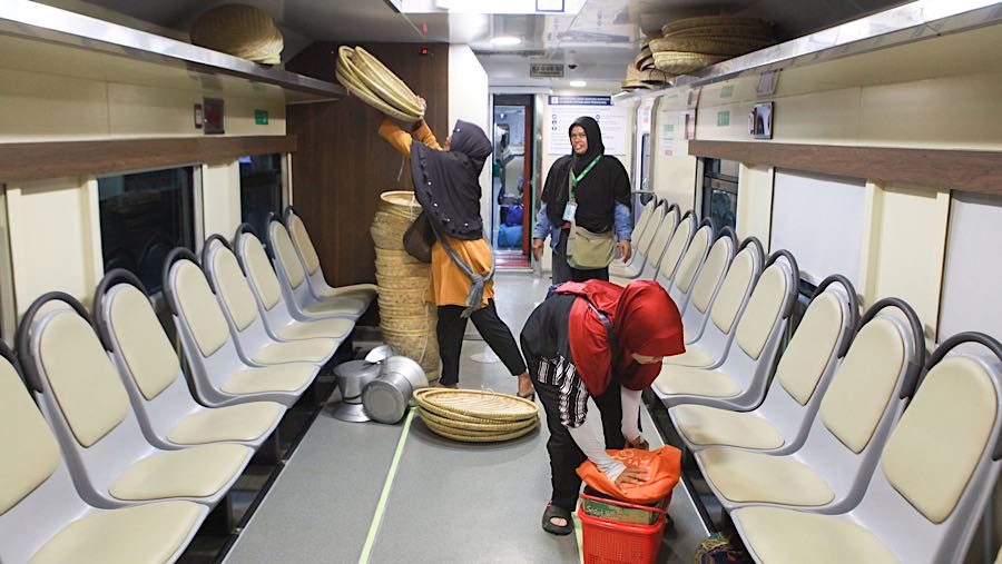 Kursi penumpang dibuat sejajar dengan dinding kereta disisi kiri dan kanan sehingga pengguna dapat meletakkan barang dagangan di depan mereka.