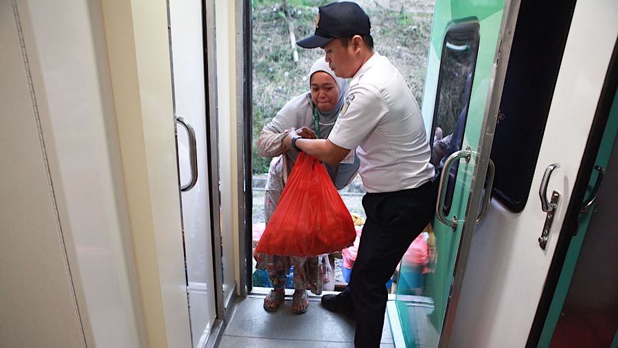 Pintu kereta dibuat lebih besar untuk menudahkan keluar-masuk barang bawaan. (Bloomberg Technoz/Andrean Kristianto)
