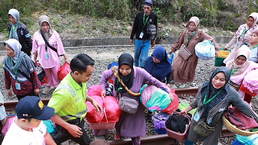 PT Kereta Api Indonesia (KAI) mulai mengoperasikan kereta khusus petani dan pedagang lintas Rangkasbitung-Merak. (Bloomberg Technoz/Andrean Kristianto