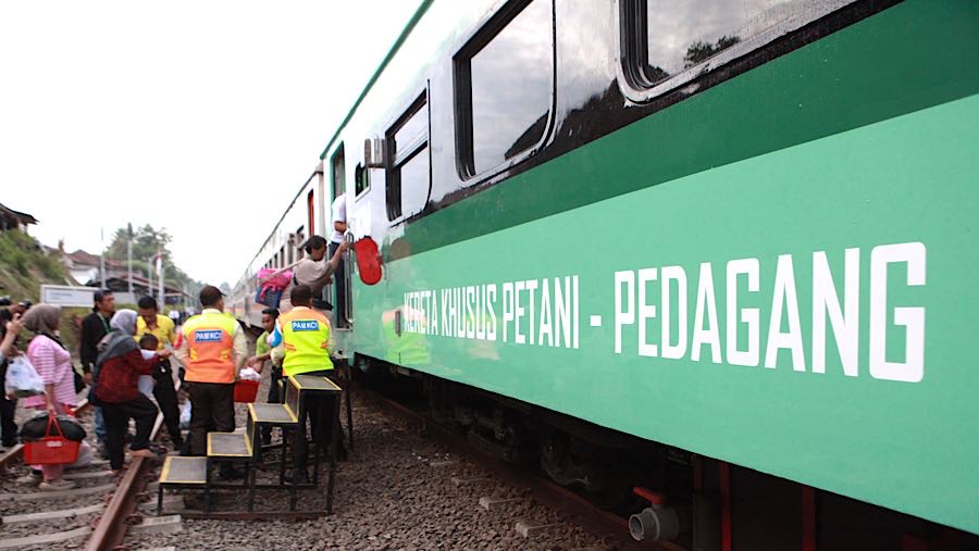 Pedagang menaiki kereta khusus petani dan pedagang dari arah Rangkasbitung menuju Merak di Lebak, Banten, Selasa (2/12/2025) (Bloomberg Technoz/Andre)