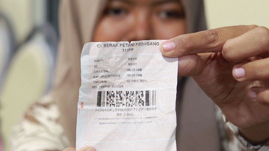 Tarif Kereta Petani dan Pedagang dipatok dengan harga Rp3.000 seperti tarif layanan Commuter Line Merak. (Bloomberg Technoz/Andrean Kristianto)