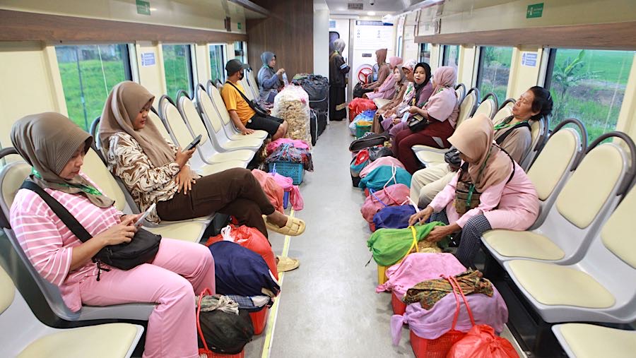 Yang tidak boleh dibawa yaitu barang dengan berbau menyengat dan mudah terbakar serta hewan ternak dan senjata tajam.