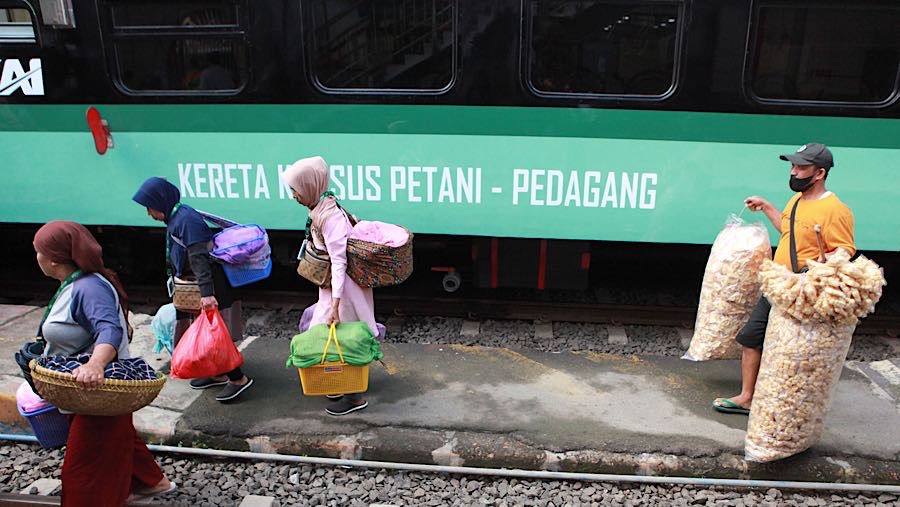 Layanan transportasi berbasis rel ini untuk memperlancar distribusi hasil pertanian dan perdagangan lokal. (Bloomberg Technoz/Andrean Kristianto)
