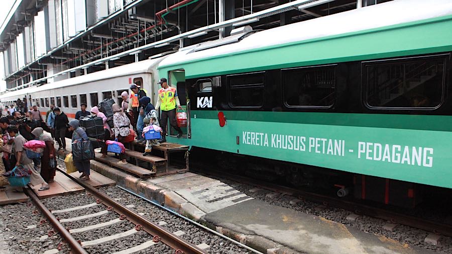 Pedagang turun dari kereta khusus petani dan pedagang di Stasiun Rangkasbitung Ultimate, Banten, Selasa (2/12/2025). (Bloomberg Technoz/Andre)