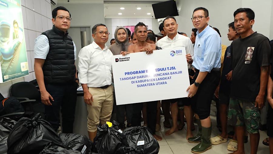 BRI melalui program CSR BRI Peduli menyalurkan bantuan tanggap bencana kepada masyarakat terdampak bencana banjir Bandang di Sumatera, (dok. BRI)