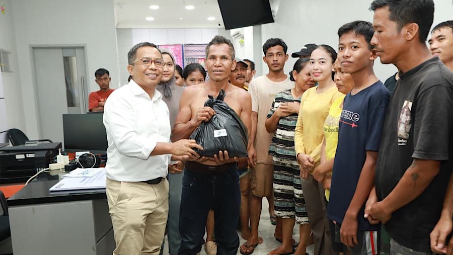 Direktur Human Capital & Compliance BRI A. Solichin Lutfiyanto serta tim relawan BRI (tim Elang) dan insan BRILian (karyawan BRI) menyerahkan bantuan