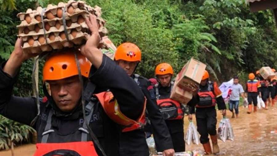 Pasukan Satuan Brimob Polda Sumut membawa bantuan ke desa-desa yang aksesnya terputus (Instagram @divisihumaspolri)