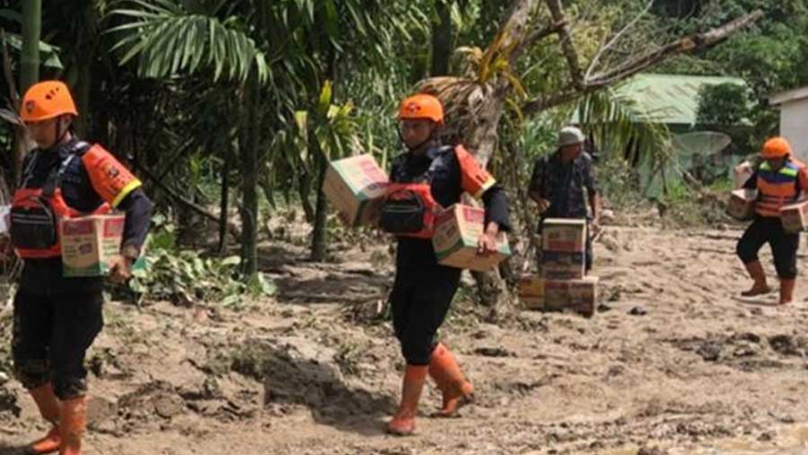 Pasukan Satuan Brimob Polda Sumut membawa bantuan ke desa-desa yang aksesnya terputus (Instagram @divisihumaspolri)