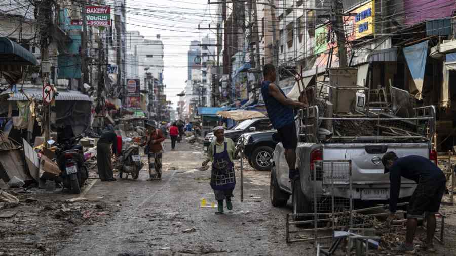 Warga membersihkan kerusakan akibat banjir di Hat Yai, Thailand (29/11/2025). (Sirachai Arunrugstichai/Getty Images/Bloomberg)