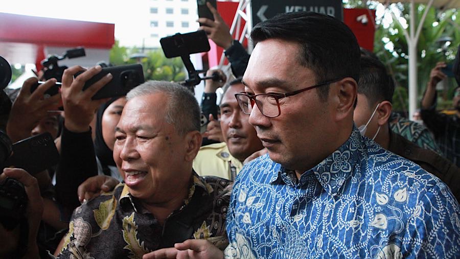 Gubernur Jawa Barat 2018-2024 Ridwan Kamil usai pemeriksaan di Gedung Merah Putih KPK, Selasa (2/12/2025). (Bloomberg Technoz/ Andrean Kristianto)