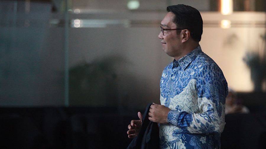 Gubernur Jawa Barat 2018-2024 Ridwan Kamil usai pemeriksaan di Gedung Merah Putih KPK, Selasa (2/12/2025). (Bloomberg Technoz/ Andrean Kristianto)