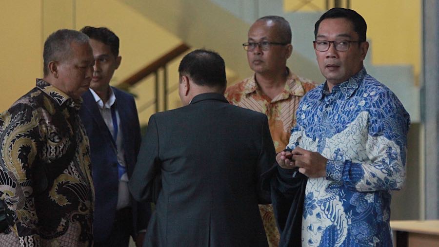 Gubernur Jawa Barat 2018-2024 Ridwan Kamil usai pemeriksaan di Gedung Merah Putih KPK, Selasa (2/12/2025). (Bloomberg Technoz/ Andrean Kristianto)