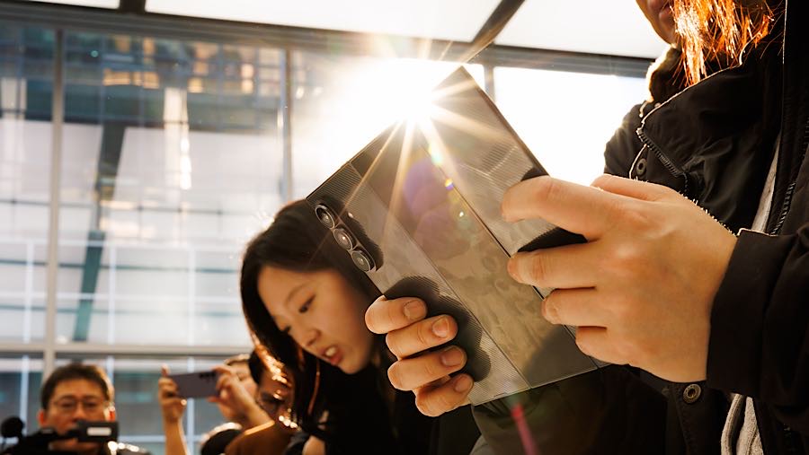 Pengunjung mencoba ponsel pintar Samsung Galaxy Z Trifold di Seoul, Korea Selatan, Selasa (2/12/2025). (SeongJoon Cho/Bloomberg)