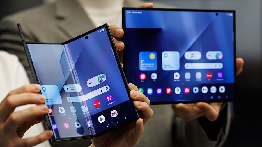 Perangkat ini menawarkan pengalaman seperti tablet dengan layar 10 inch, lebih besar dari panel pada Galaxy Z Fold 7. (SeongJoon Cho/Bloomberg)