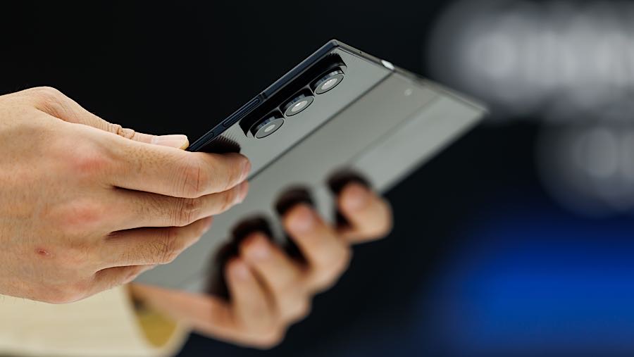 Samsung telah menyempurnakan engsel, frame aluminium, dan teknologi layar ponsel untuk meningkatkan ketahanan jangka panjang (SeongJoon Cho/Bloomberg)