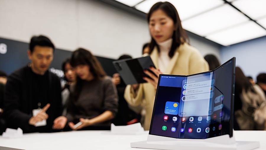 Perangkat ini dilengkapi dengan fitur perangkat lunak Galaxy AI, termasuk Generative Edit, Photo Assist, Writing Assist. (SeongJoon Cho/Bloomberg)