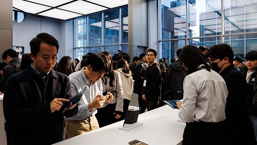 Samsung Electronics Co. memperkenalkan ponsel lipat tiga lipat pertamanya yaitu Galaxy Z Trifold. (SeongJoon Cho/Bloomberg)