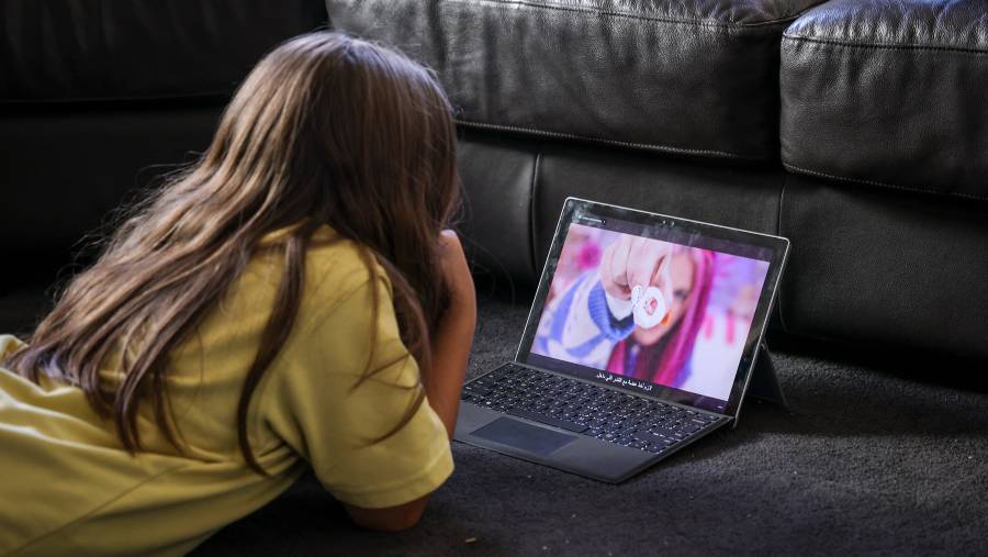 Pembatasan akses ke media sosial untuk anak-anak. Bloomberg