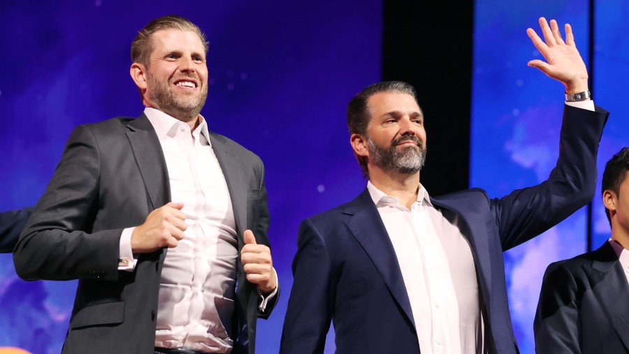 Eric Trump dan Donald Trump Jr. pada konferensi Bitcoin 2025 di Las Vegas. Bloomberg