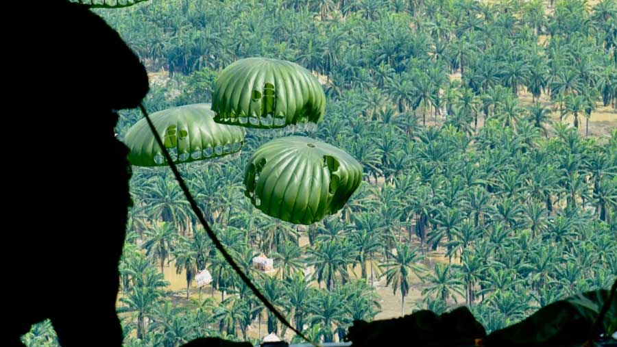 TNI Kembali Kirim Bantuan Dengan Metode Airdrop untuk Warga Terisolasi Akibat Banjir di Aceh Tamiang (Instagram @puspentni)