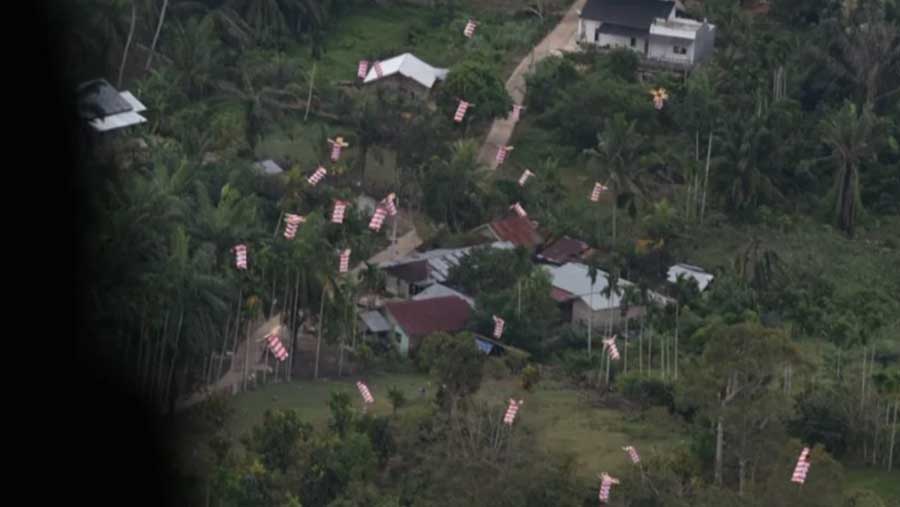 TNI Kembali Kirim Bantuan Dengan Metode Airdrop untuk Warga Terisolasi Akibat Banjir di Aceh Tamiang (Instagram @puspentni)