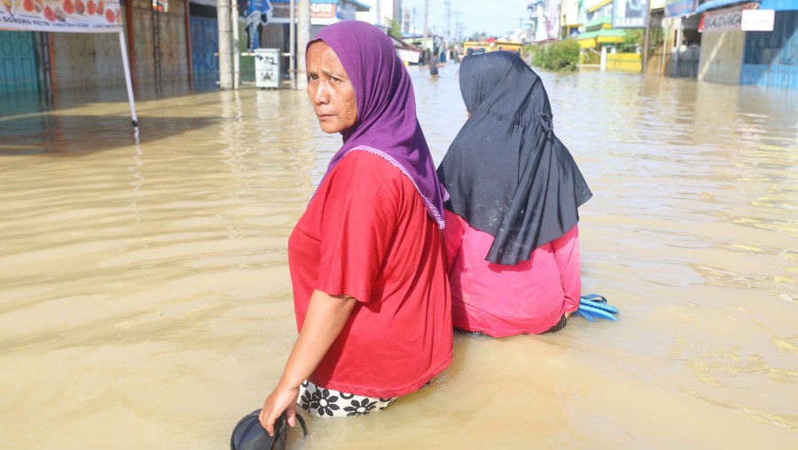 Warga terdampak banjir bandang dan longsor di Aceh, Sumut, Sumbar. Dok: Bloomberg