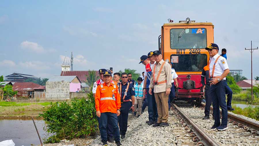 Menteri Perhubungan Dudy Purwagandhi memantau perbaikan simpul transportasi terdampak bencana (2/12/2025). (dok. kemenhub)