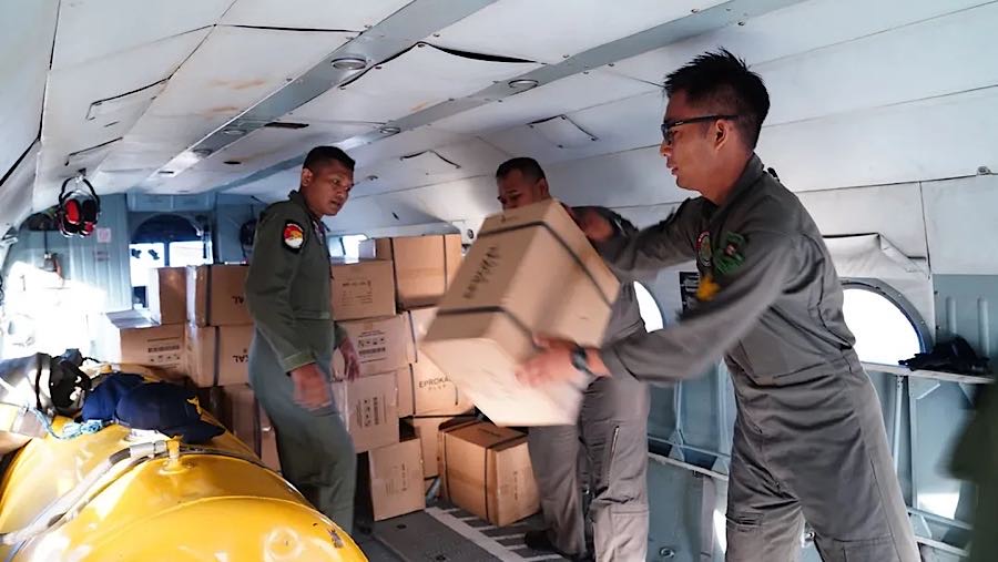 Kodam Iskandar Muda menyalurkan bantuan dengan Helikopter MI-17 V5 di Kota Langsa, Aceh Timur, Selasa (2/12). (dok. Badan Komunikasi Kepresidenan)