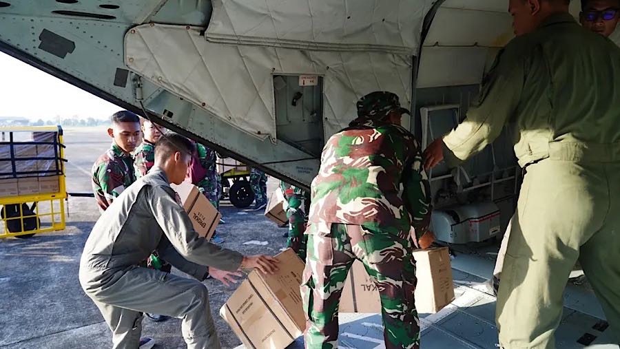 Kodam Iskandar Muda menyalurkan  bantuan dengan Helikopter MI-17 V5 di Kota Langsa, Aceh Timur, Selasa (2/12). (dok. Badan Komunikasi Kepresidenan)
