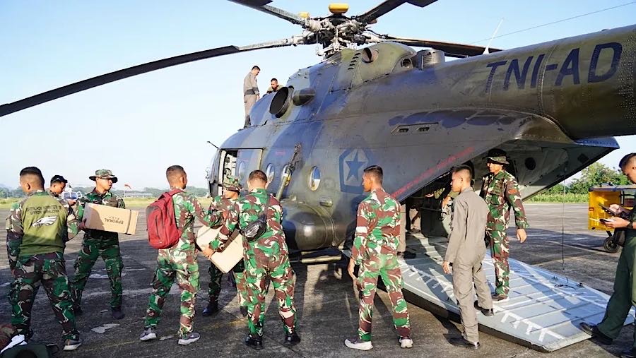 Kodam Iskandar Muda menyalurkan bantuan dengan Helikopter MI-17 V5 di Kota Langsa, Aceh Timur, Selasa (2/12). (dok. Badan Komunikasi Kepresidenan)