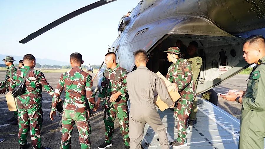 Pengoperasian helikopter untuk memenuhi kebutuhan masyarakat yang masih kesulitan akibat jalur darat terputus. (dok. Badan Komunikasi Kepresidenan)
