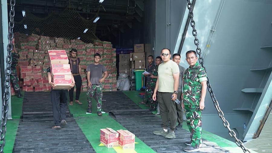 TNI Angkatan Darat memuat bantuan logistik kedalam kapal ADRI XCII-BM di Pelabuhan Tanjung Priok, Selasa (2/12). (dok. Badan Komunikasi Kepresidenan)