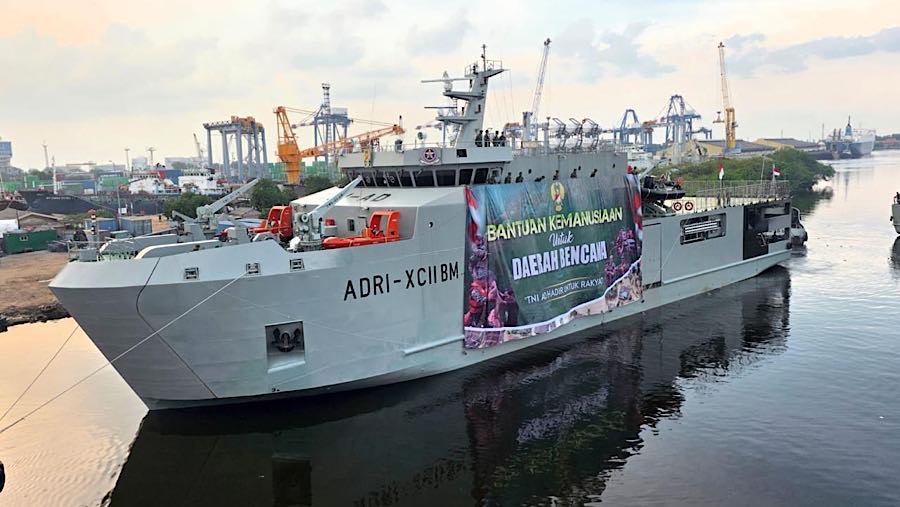 TNI Angkatan Darat dengan Kapal ADRI XCII-BM membantu percepatan penanganan bencana di Sumatera, Selasa (2/12). (dok. Badan Komunikasi Kepresidenan)