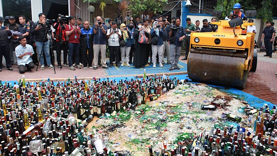 Kantor Wilayah Direktorat Jenderal Bea Cukai Jakarta Pusat memusnahkan sejumlah minuman keras (miras) dan rokok ilegal. (Bloomberg Technoz/ Andrean)