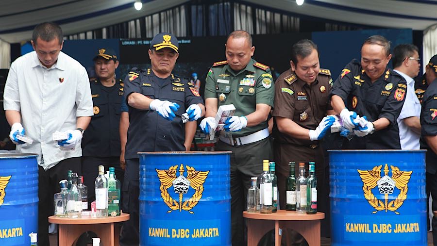 Barang yang dimusnahkan 19.511 botol minuman mengandung etil alkohol (MMEA) dan 13,4 juta batang rokok. (Bloomberg Technoz/ Andrean Kristianto)