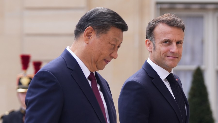 Presiden Prancis Emmanuel Macron dan Presiden China Xi Jinping di Paris, Mei 2024. (Nathan Laine/Bloomberg)
