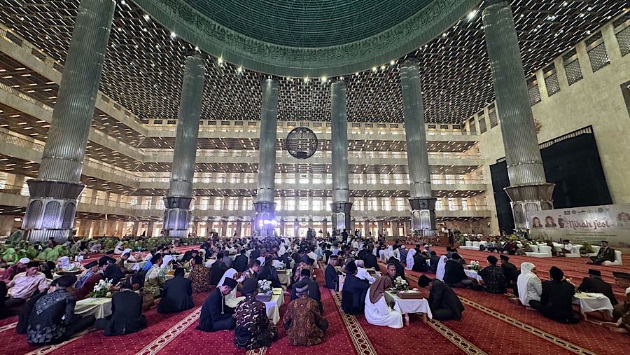 Puluhan pasangan mengikuti nikah massal secara gratis di Masjid Istiqlal, Jakarta, Rabu (3/12/2025). (Bloomberg Technoz/ Andrean Kristianto)